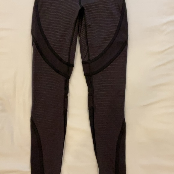 Lululemon Women’s Leggings Black Pinstripes SZ 6 Pre-owned - Picture 1 of 6